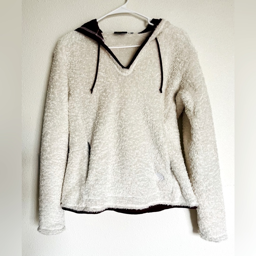 Mountain Hardware women’s Fuzzy hoodie sweater. Good condition, Size -M